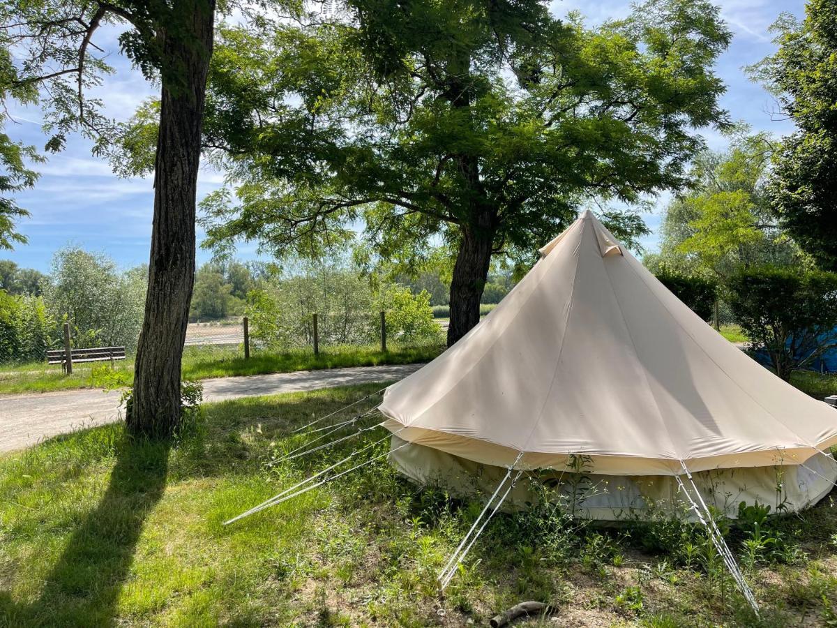Camping Les Portes De Sancerre Сент-Сатюр Экстерьер фото